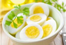 هل البيض يسبب حب الشباب