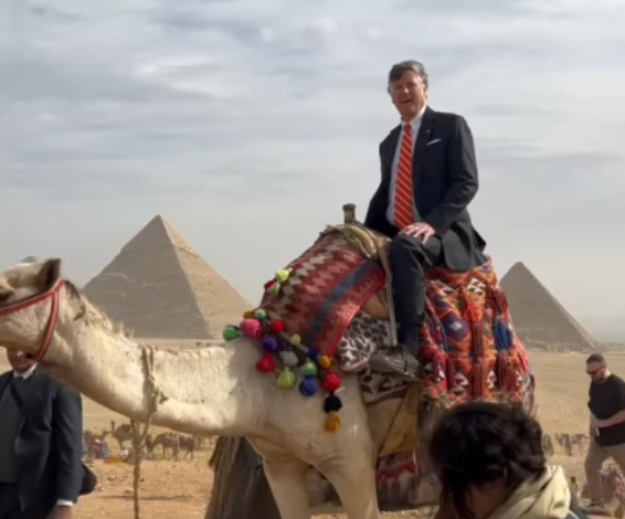 كريستوفر لاندو نائب وزير الخارجية الأمريكي حرص على ركوب الجمل خلال زيارته للأهرامات