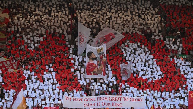 . جماهير ليفربول تتغنى بصلاح وسط لافتات وألوان علم مصر
