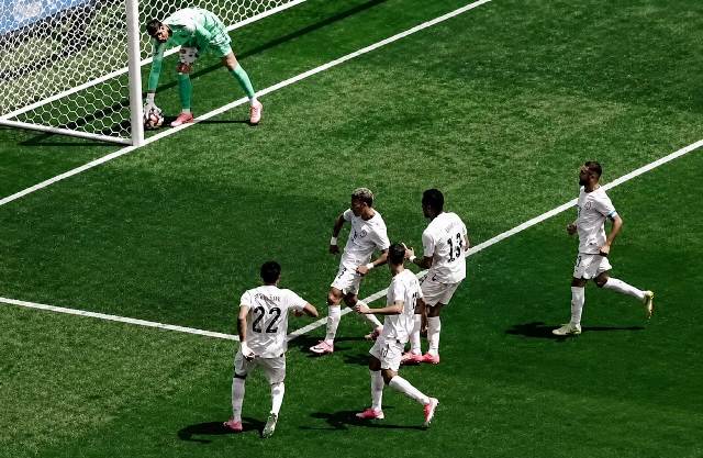 إمام عاشور يحتفل بهدفه في بلجيكا