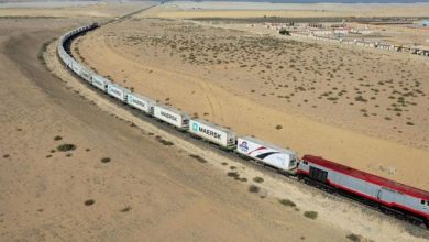 تركيب قضبان قطار العريش - طابا بسيناء