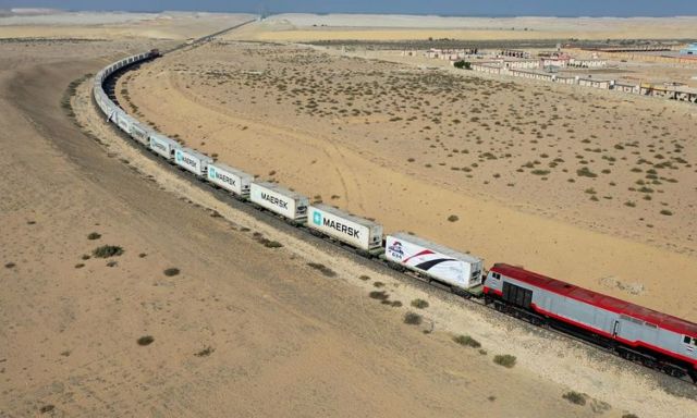تركيب قضبان قطار العريش - طابا بسيناء